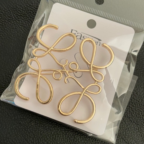 Gold L brooch - Picture 2 of 4